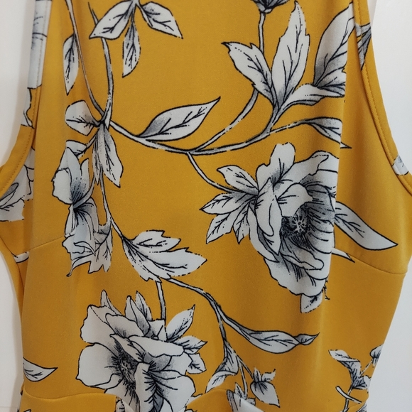 Yellow Floral Sun Dress 🌼 - Picture 5 of 6